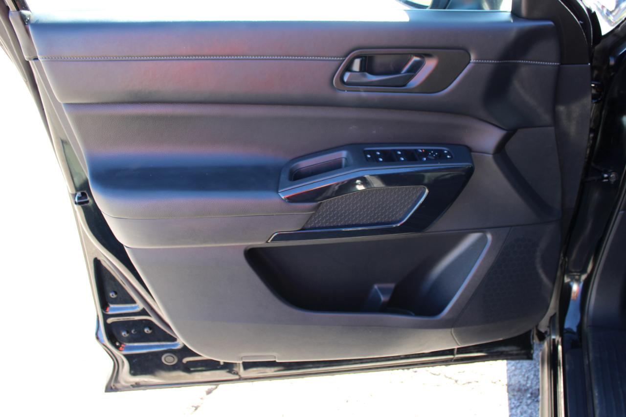 Nissan Pathfinder SV 2025