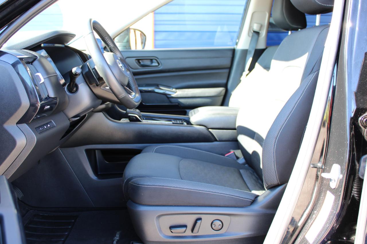 Nissan Pathfinder SV 2025