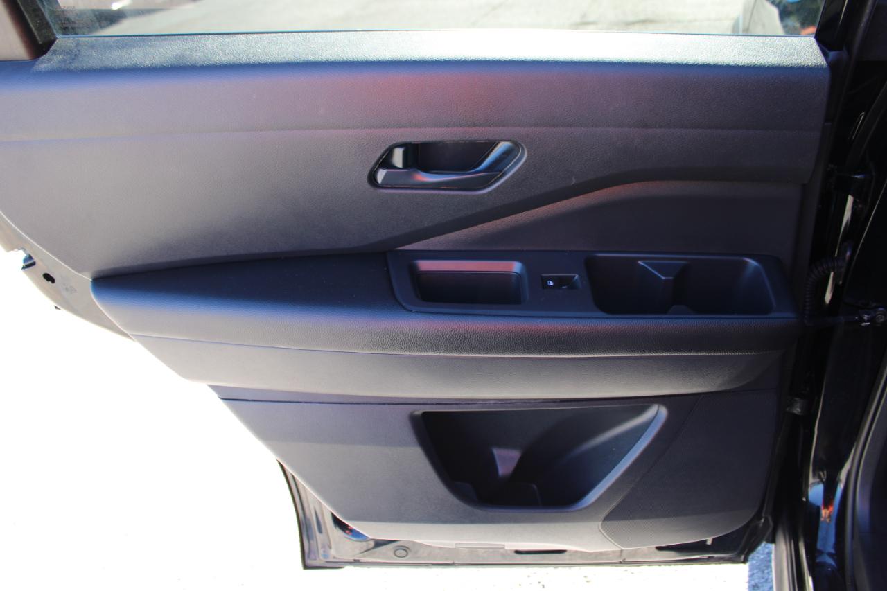Nissan Pathfinder SV 2025