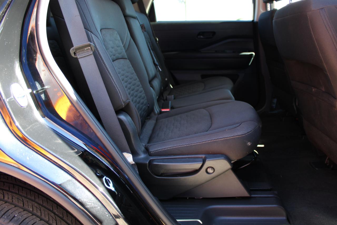 Nissan Pathfinder SV 2025