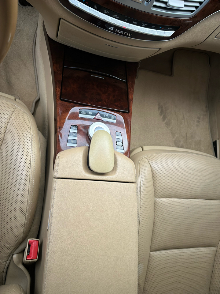 Mercedes-Benz S-Class S550 4-MATIC 2011