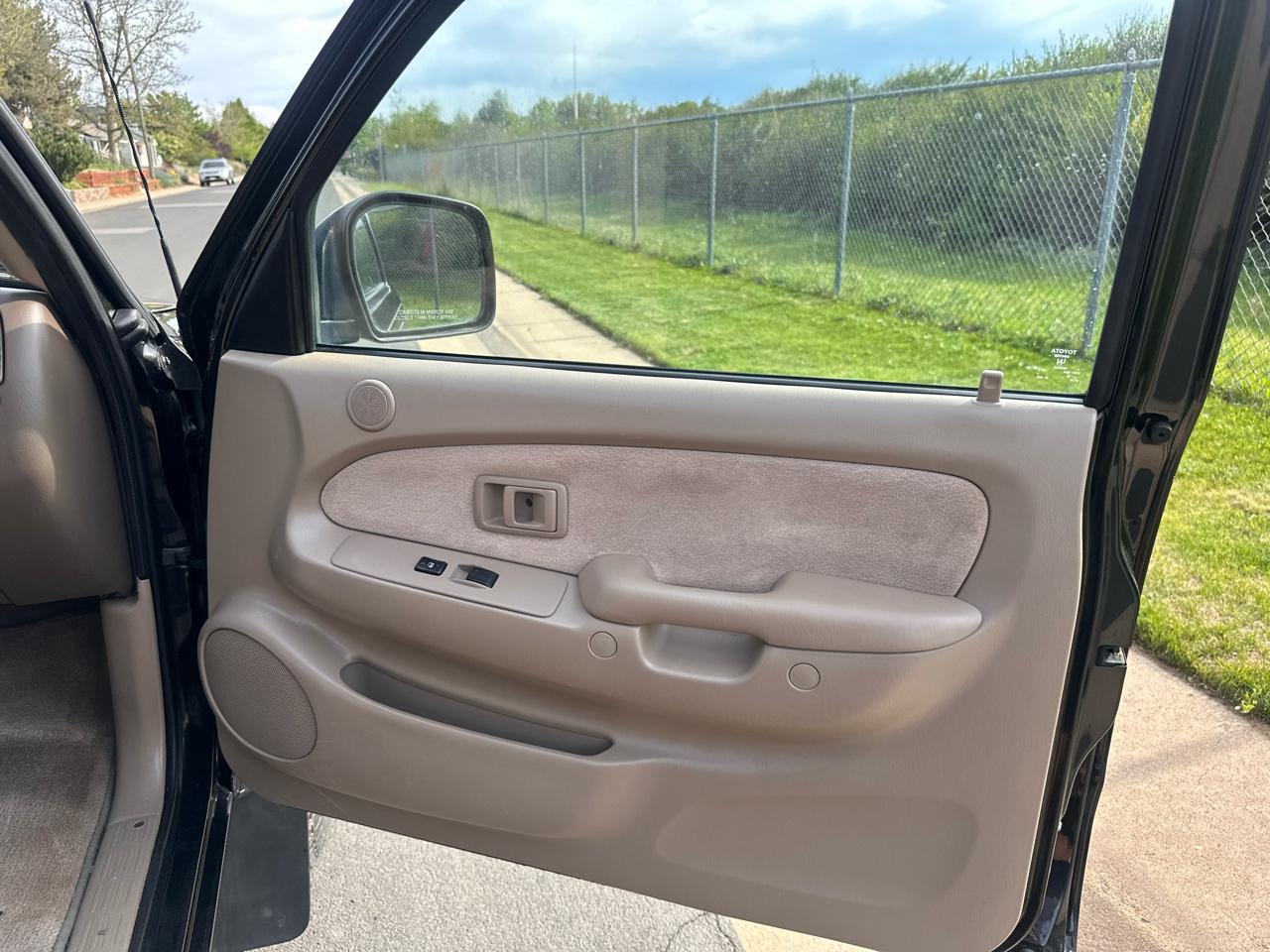 Toyota Tacoma 4WD Access Cab V6 AT SR5 (Natl) 2001