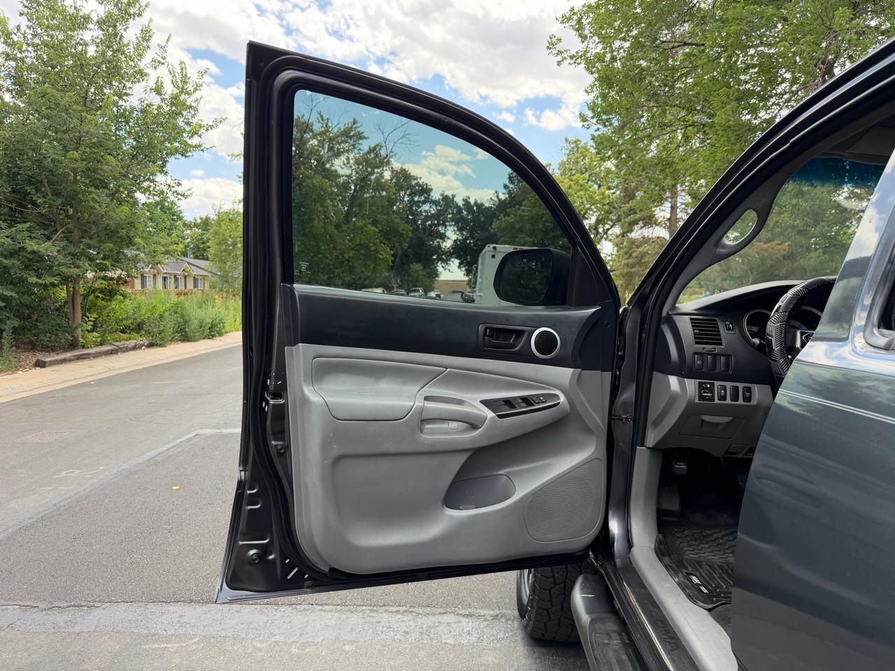 Toyota Tacoma Double Cab Long Bed V6 5AT 4WD 2015