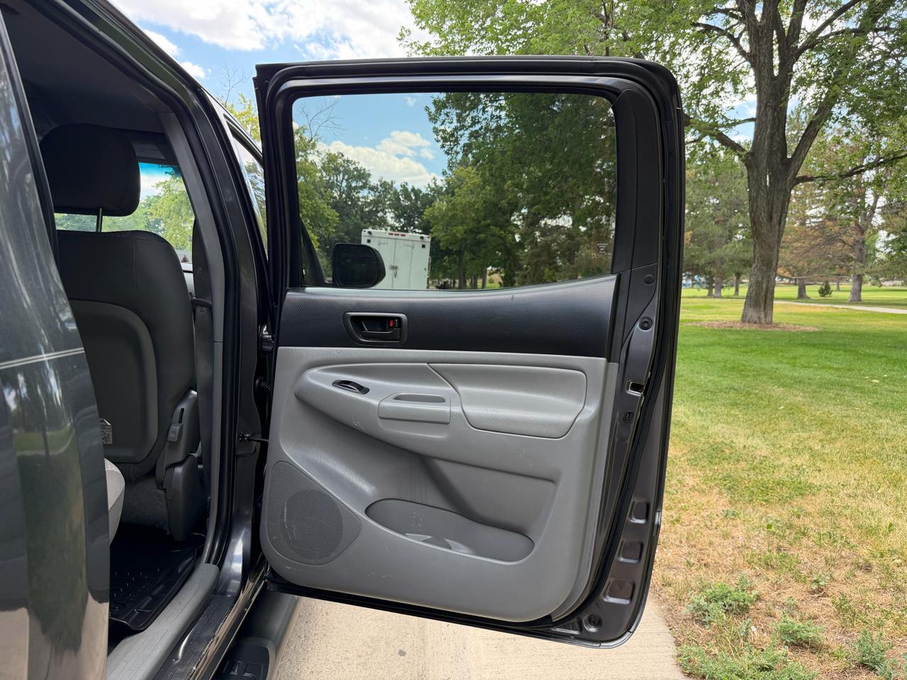 Toyota Tacoma Double Cab Long Bed V6 5AT 4WD 2015