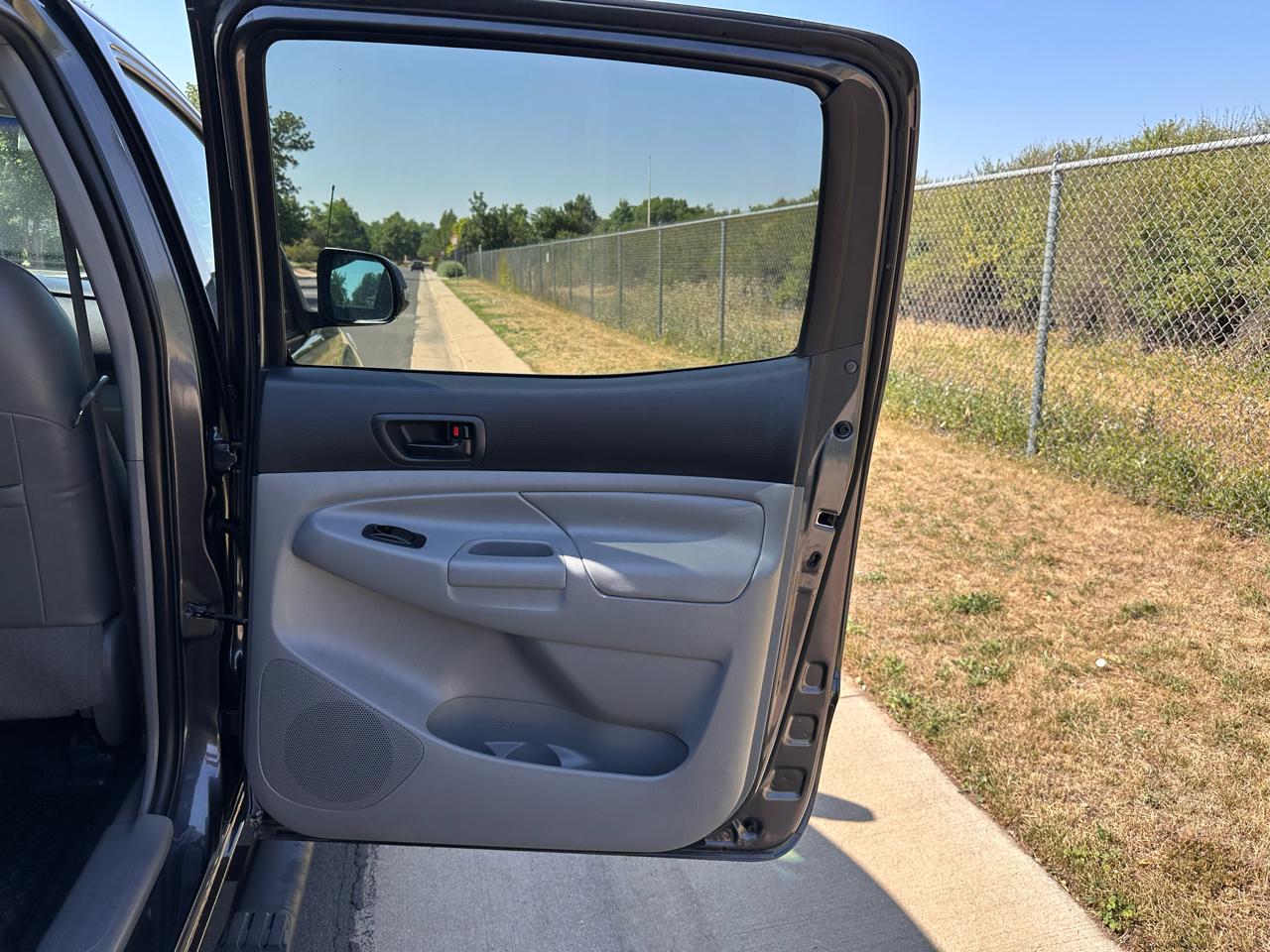 Toyota Tacoma Double Cab Long Bed V6 5AT 4WD 2015