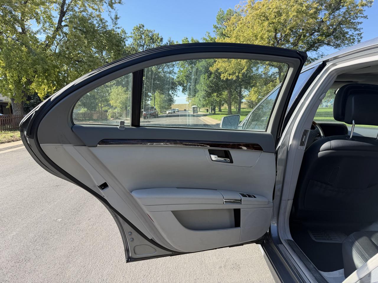 Mercedes-Benz S-Class S550 2011