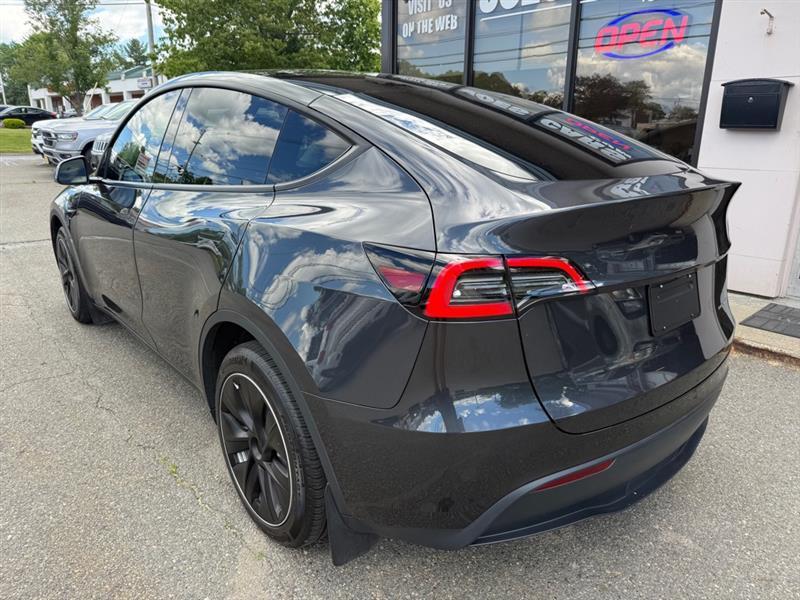 Tesla Model Y  2024