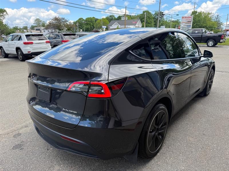 Tesla Model Y  2024