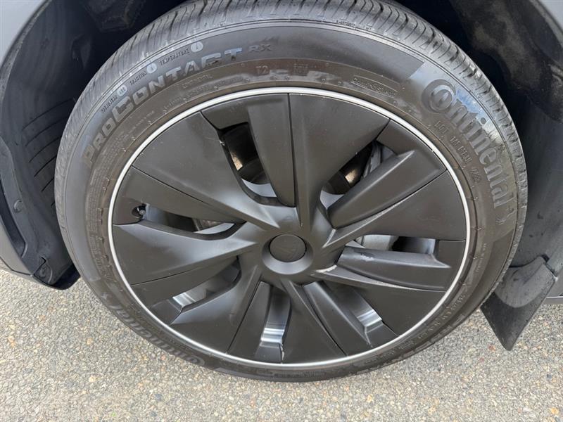Tesla Model Y  2024