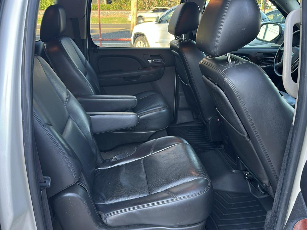 Chevrolet Suburban LTZ 1500 2WD 2011