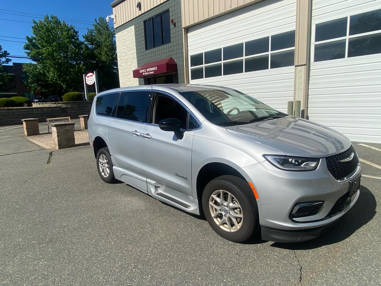Chrysler Pacifica Touring L 2024