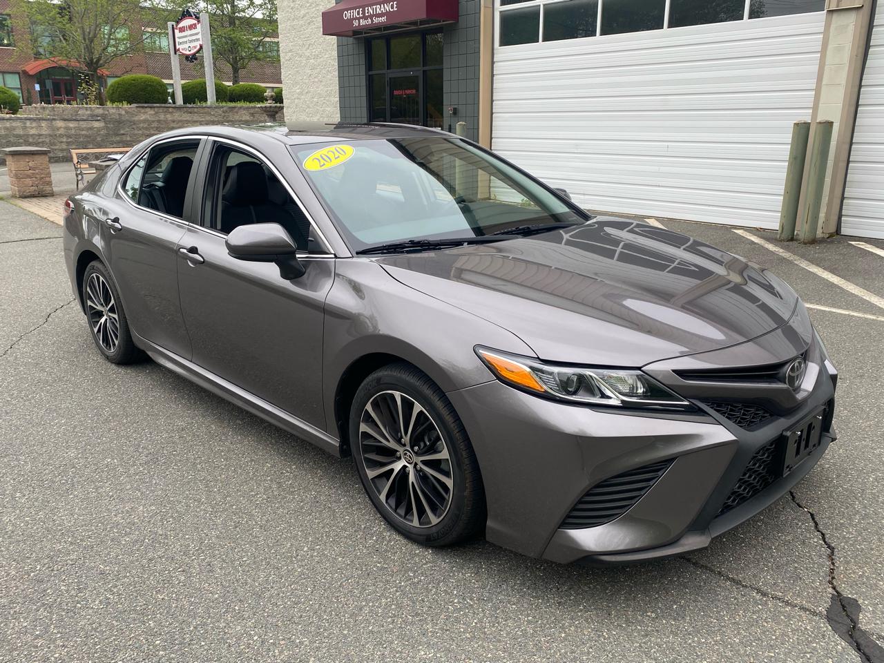 Toyota Camry SE 2020