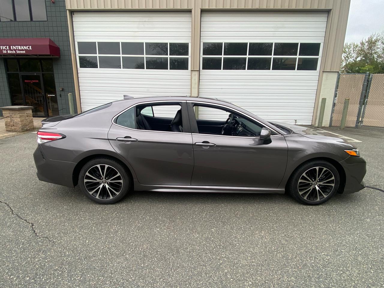 Toyota Camry SE 2020