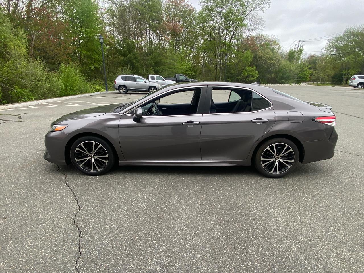 Toyota Camry SE 2020