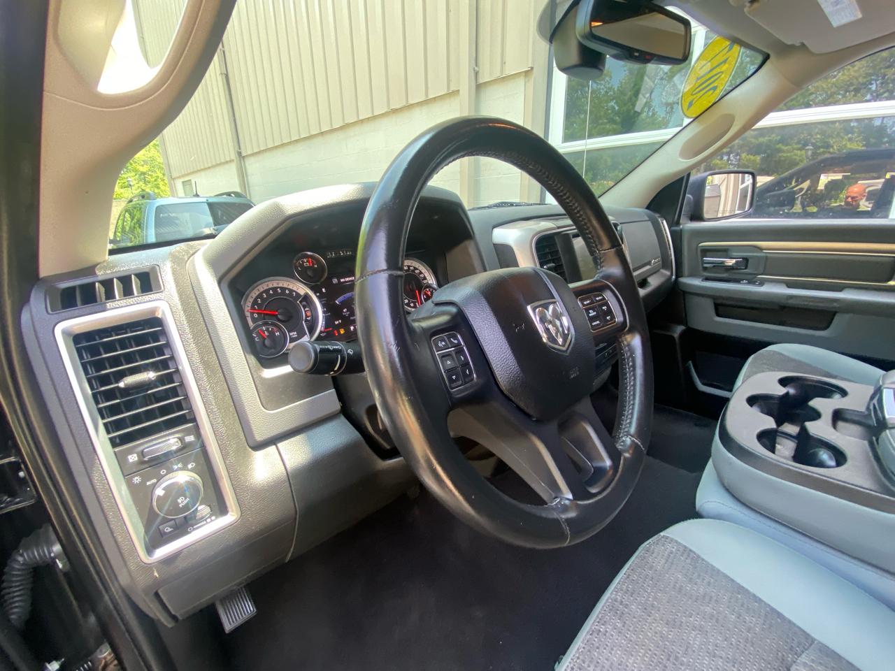 RAM 1500 SLT Quad Cab 4WD 2017