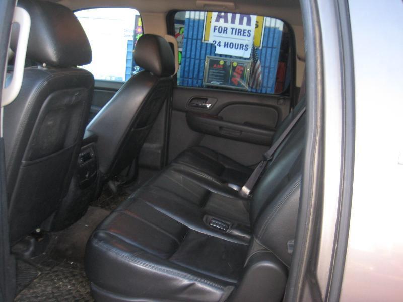 Chevrolet Suburban LT 1500 4WD 2012