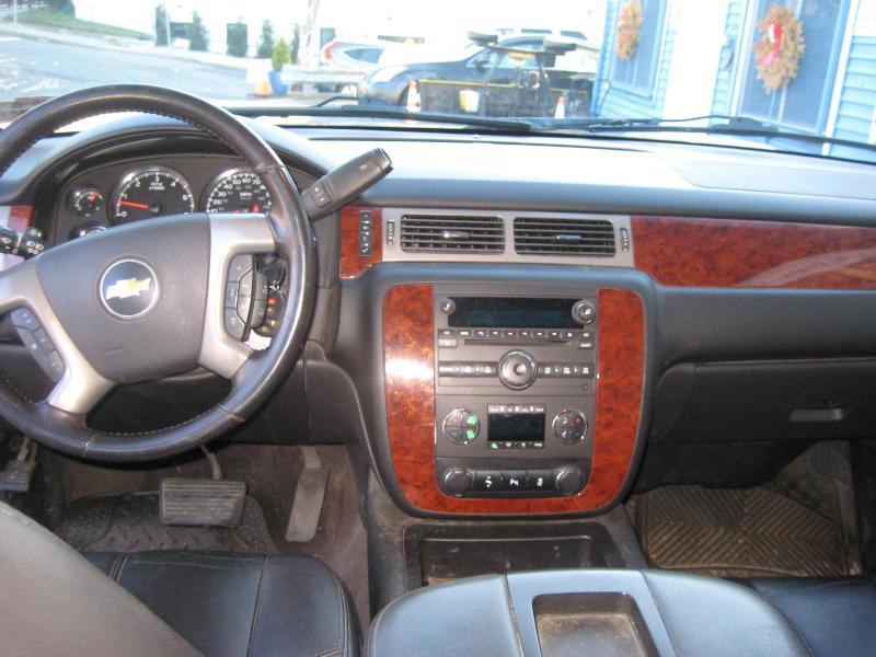 Chevrolet Suburban LT 1500 4WD 2012