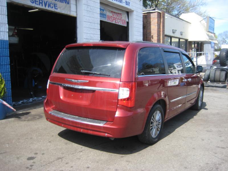 Chrysler Town & Country Touring-L 2013