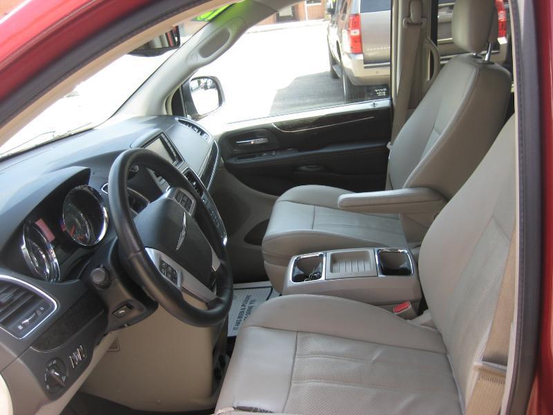 Chrysler Town & Country Touring-L 2013