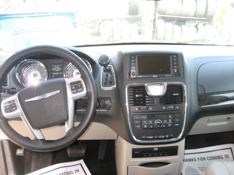 Chrysler Town & Country Touring-L 2013