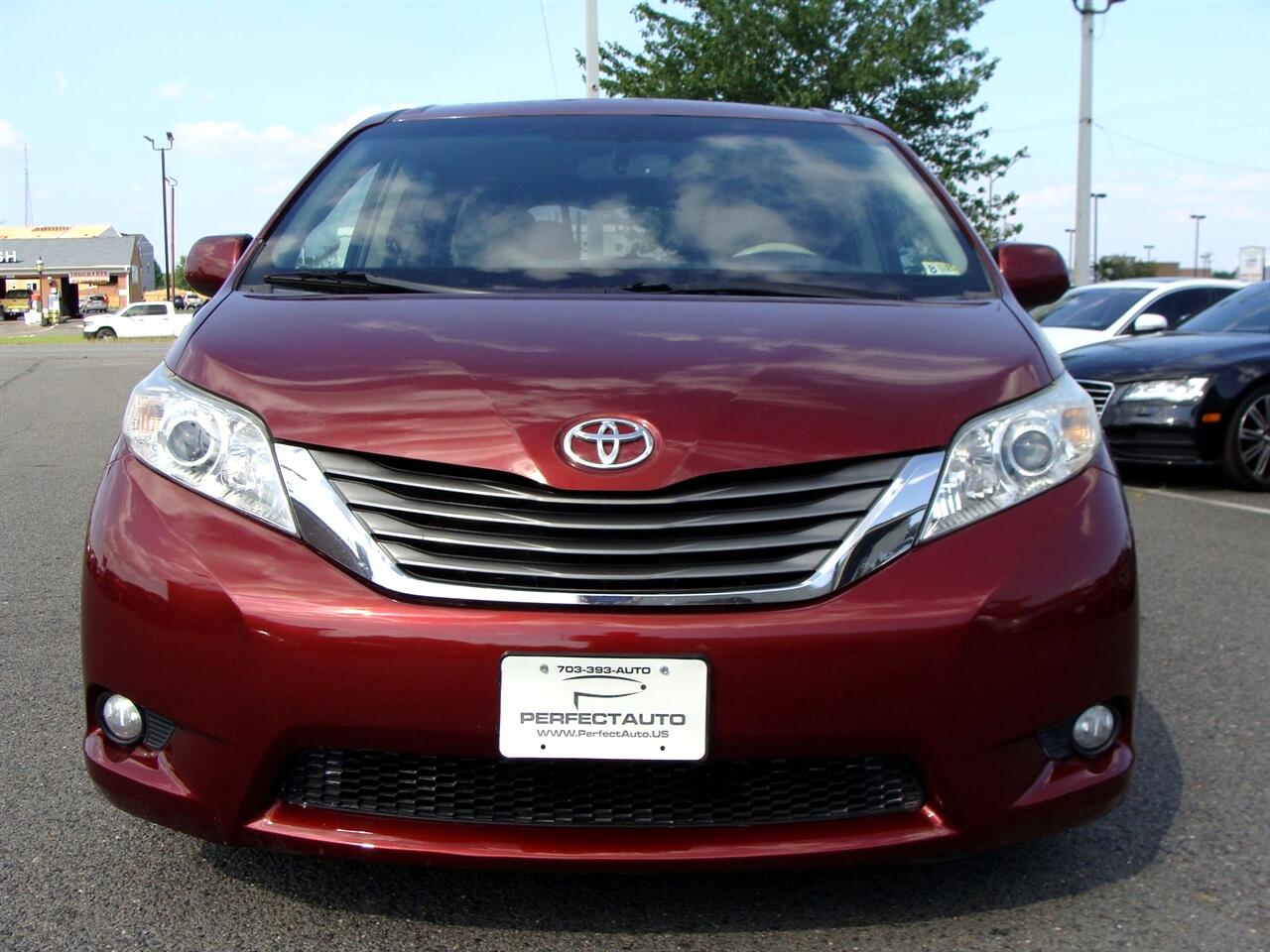 2014 Toyota Sienna XLE photo 2