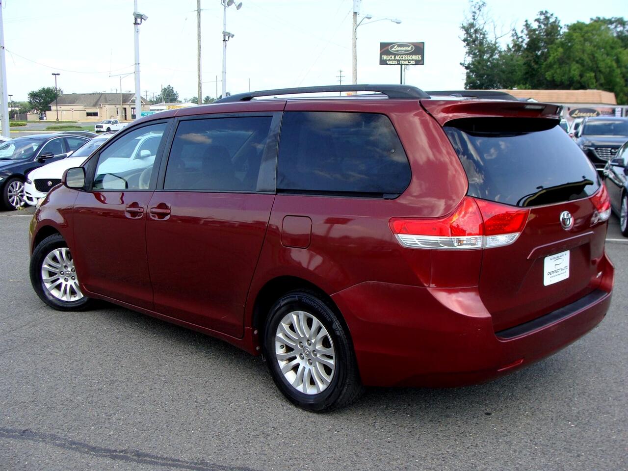 2014 Toyota Sienna XLE photo 4