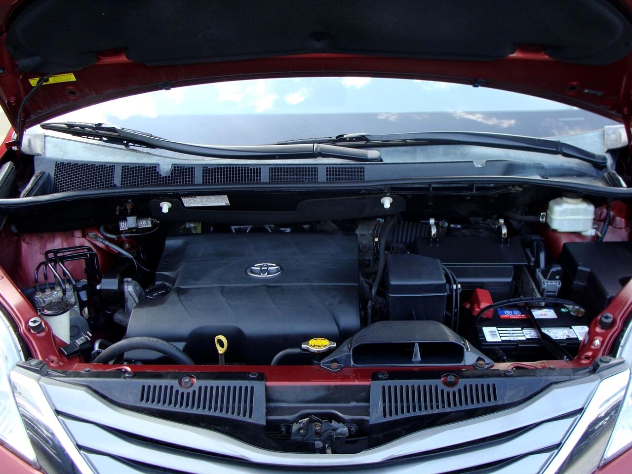 Toyota Sienna 5dr 8-Pass Van V6 XLE FWD (Natl) 2014 Toyota Sienna 5dr 8-Pass Van V6 XLE FWD (Natl) 2014