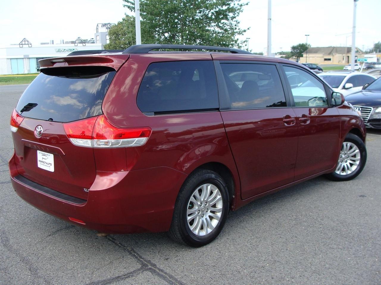 Toyota Sienna 5dr 8-Pass Van V6 XLE FWD (Natl) 2014