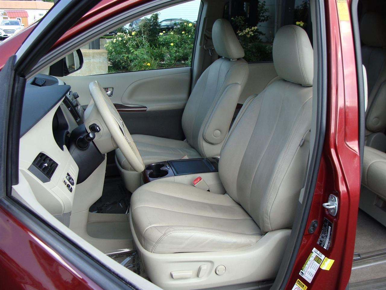 Toyota Sienna 5dr 8-Pass Van V6 XLE FWD (Natl) 2014