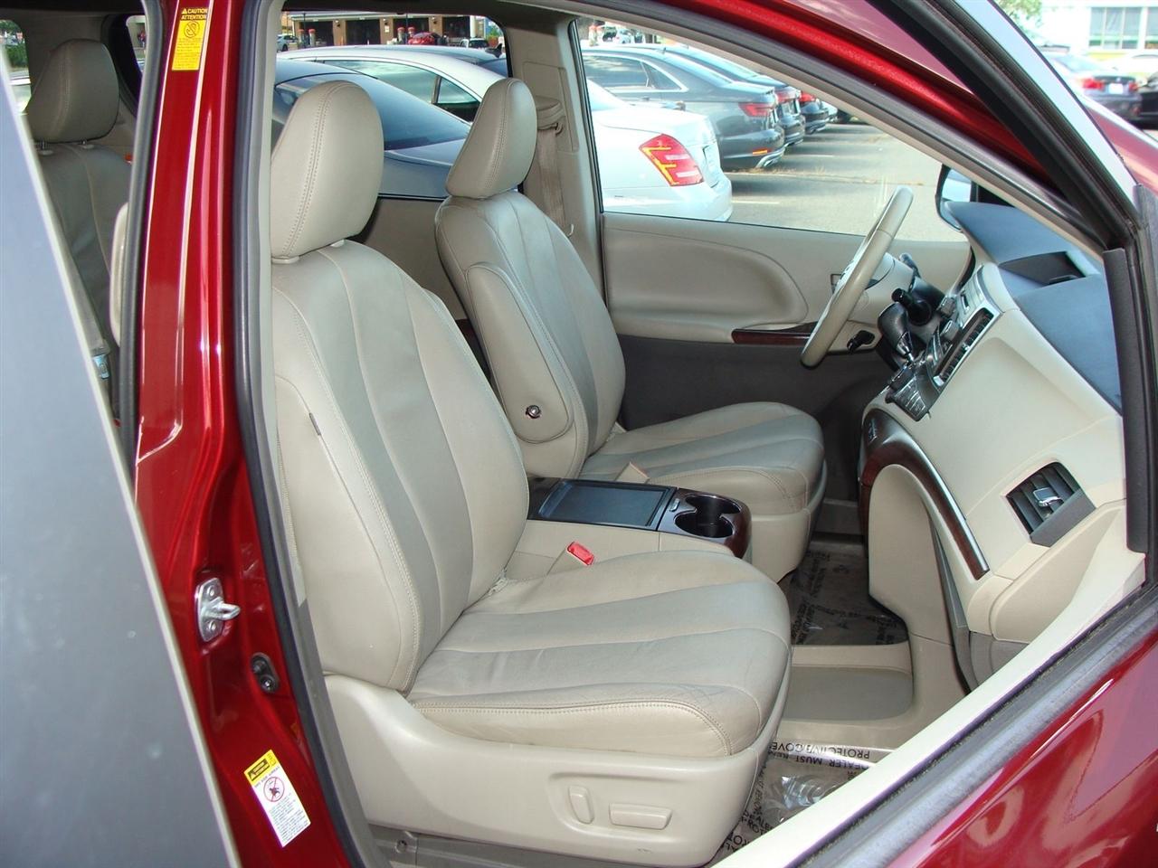 Toyota Sienna 5dr 8-Pass Van V6 XLE FWD (Natl) 2014