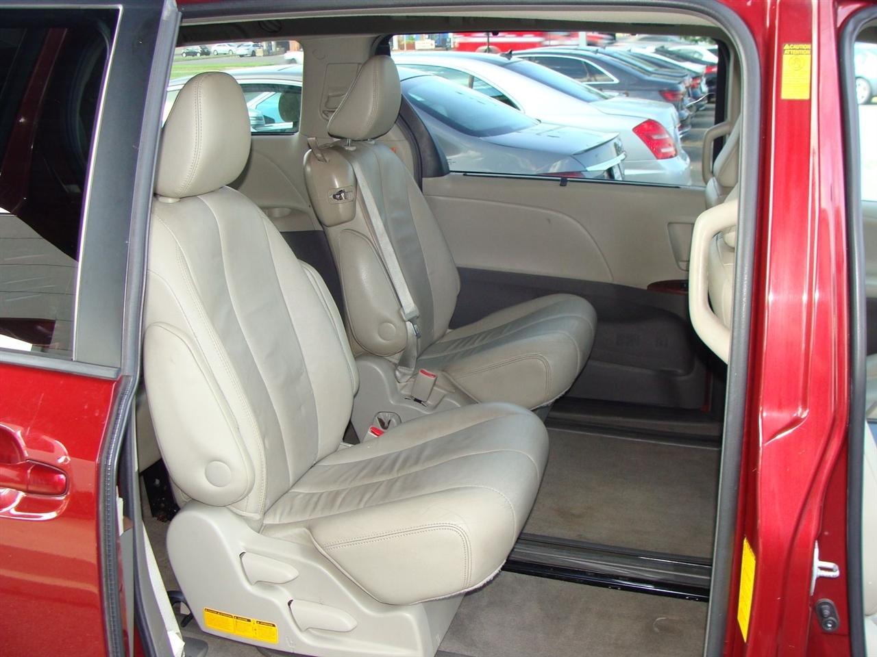 Toyota Sienna 5dr 8-Pass Van V6 XLE FWD (Natl) 2014