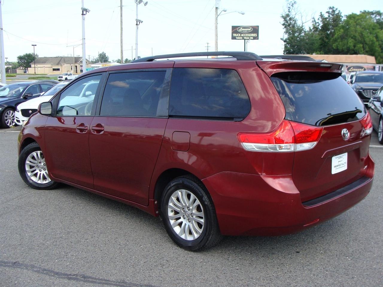 Toyota Sienna 5dr 8-Pass Van V6 XLE FWD (Natl) 2014