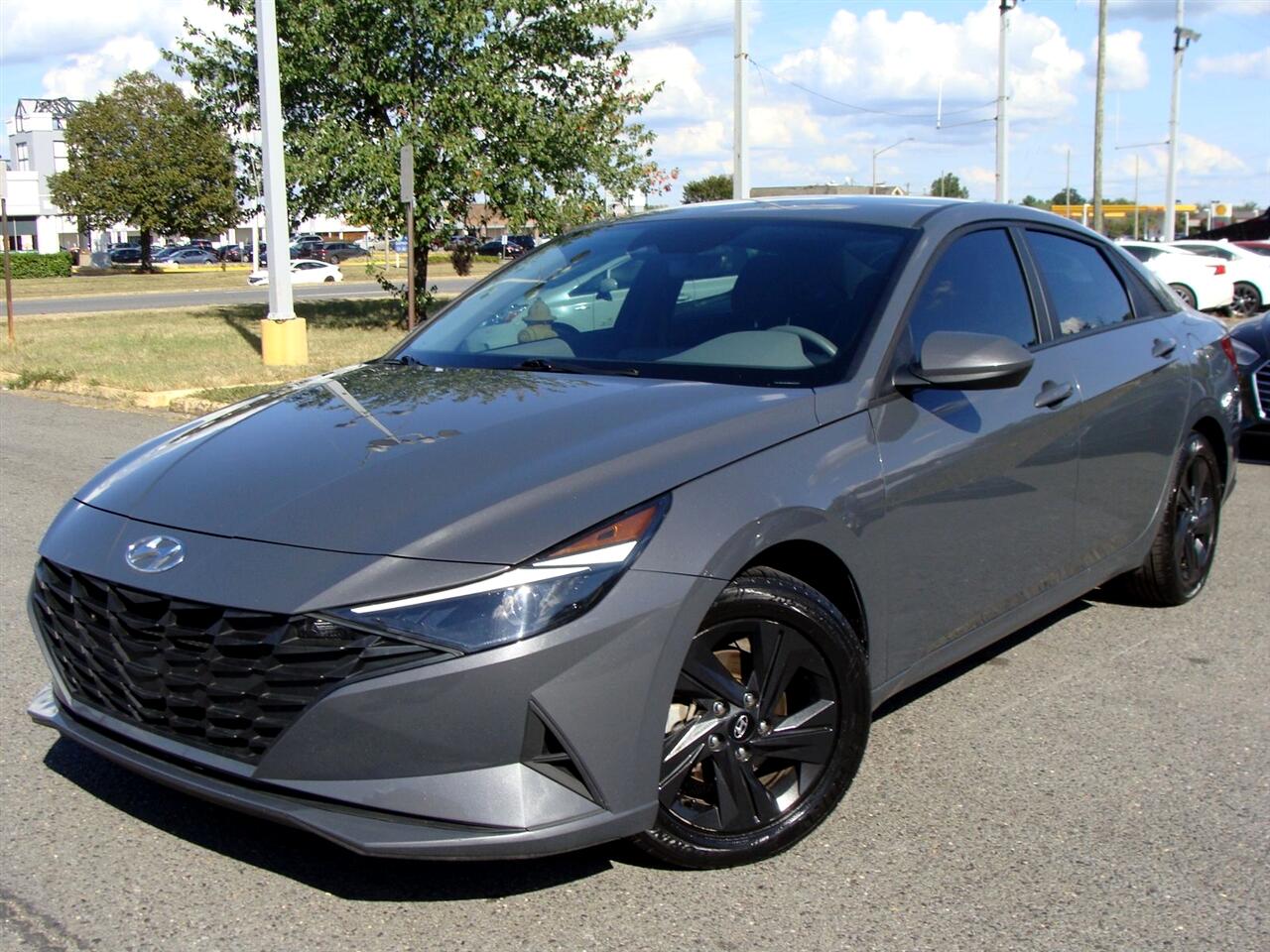 2023 Hyundai Elantra SEL photo 3