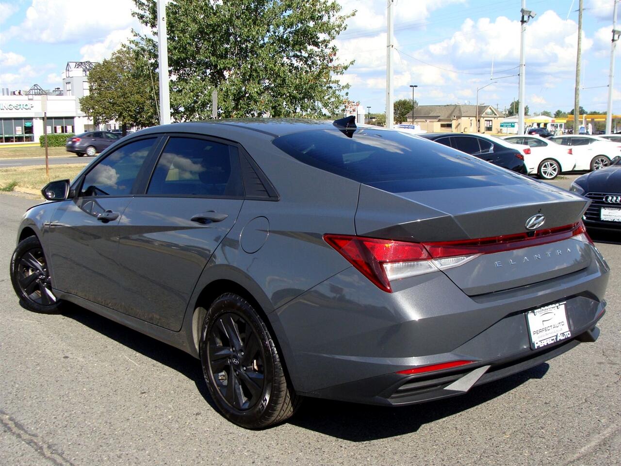 2023 Hyundai Elantra SEL photo 4