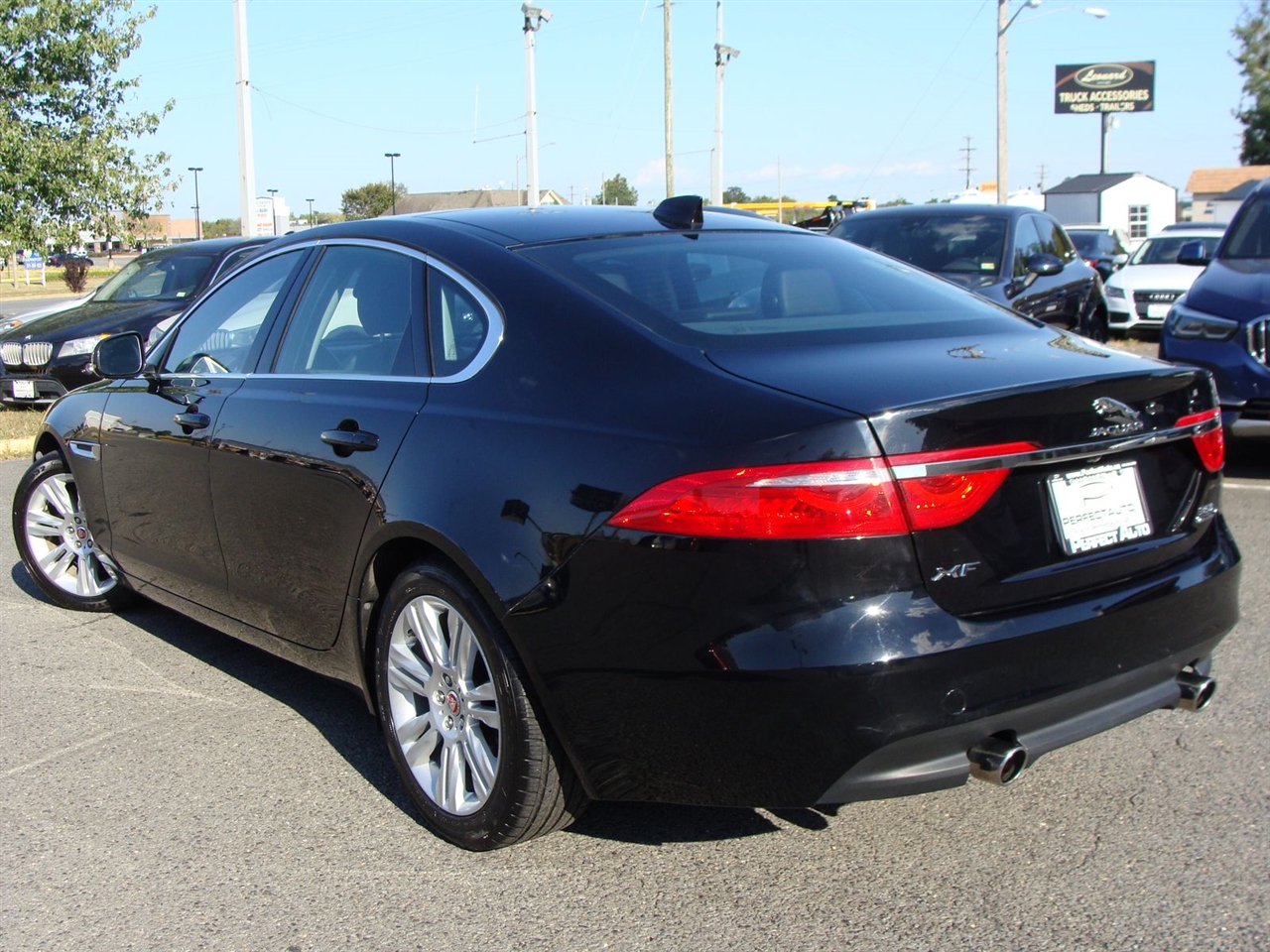 2017 Jaguar XF Premium photo 3