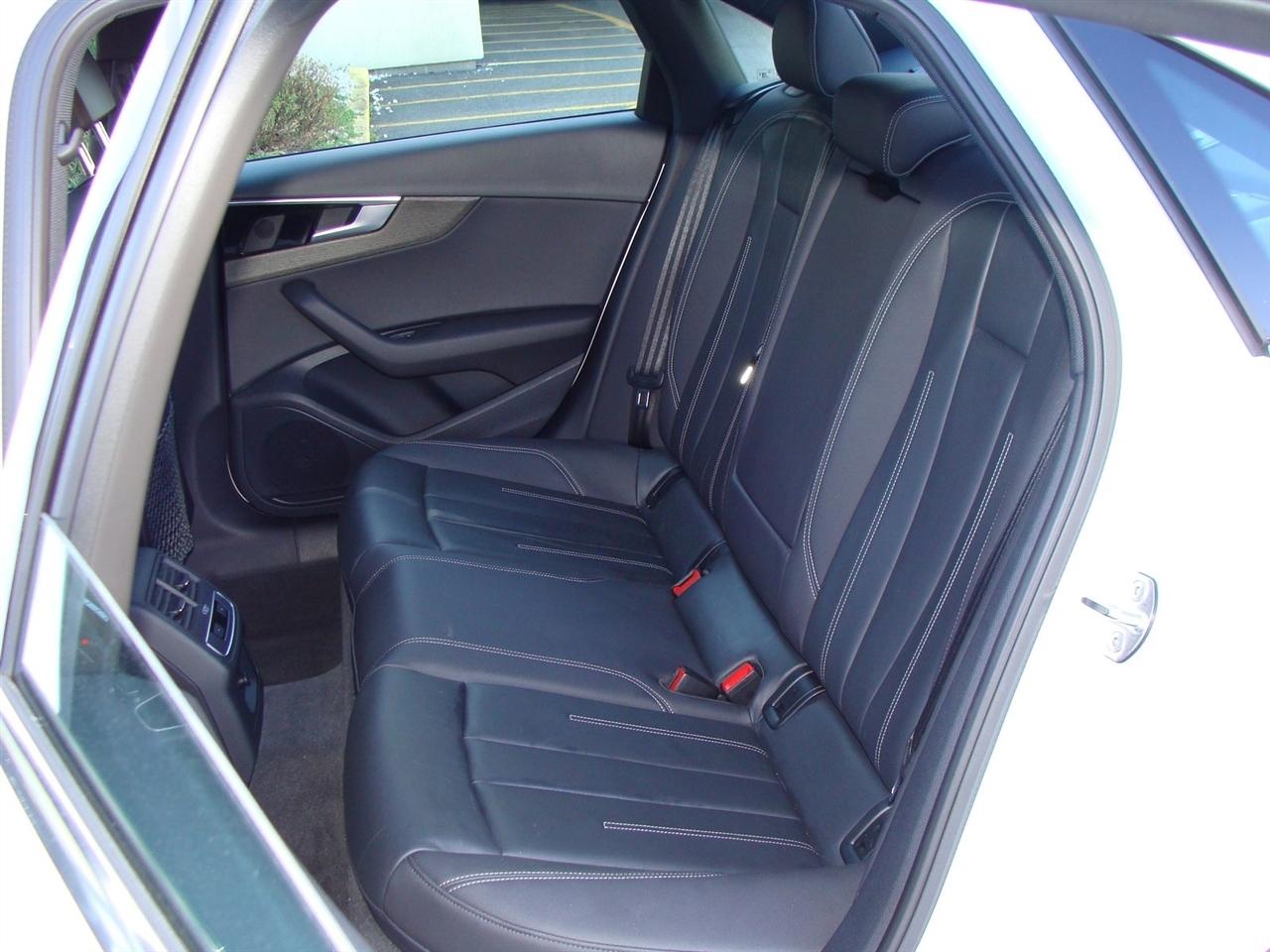 Audi A4 Sedan S line Premium 45 TFSI quattro 2023