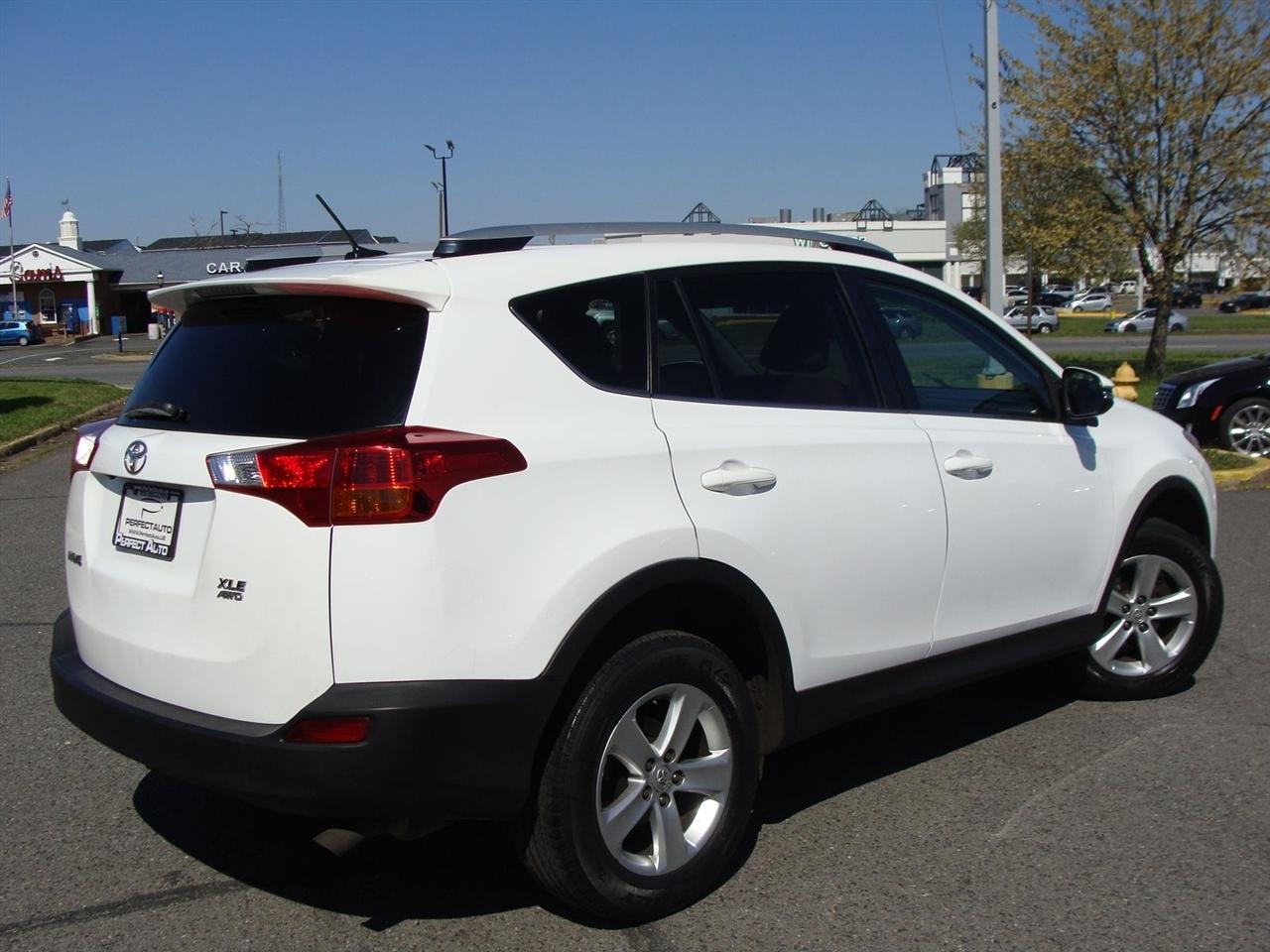 Toyota RAV4 AWD 4dr XLE (Natl) 2013