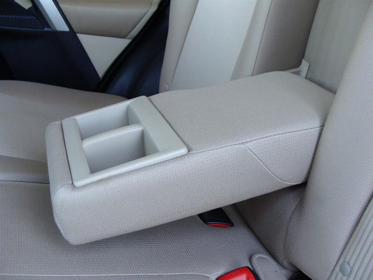 Toyota RAV4 AWD 4dr XLE (Natl) 2013