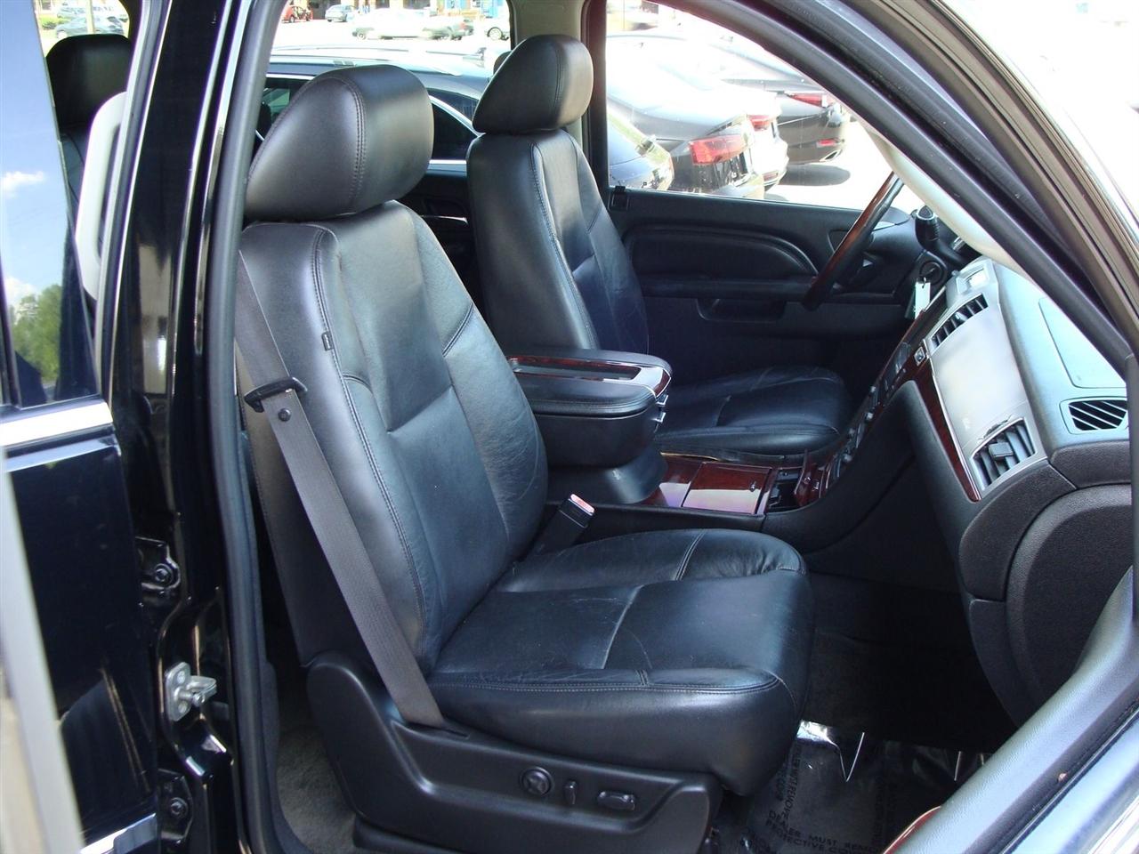 Cadillac Escalade ESV AWD 4dr Luxury 2012