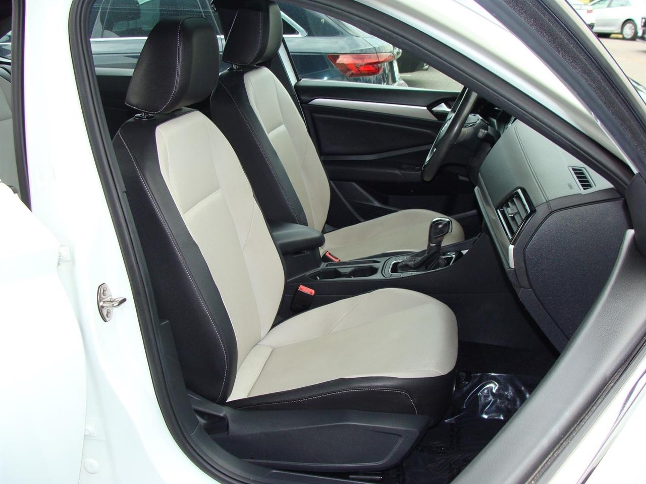 Volkswagen Jetta R-Line Auto w/SULEV 2019