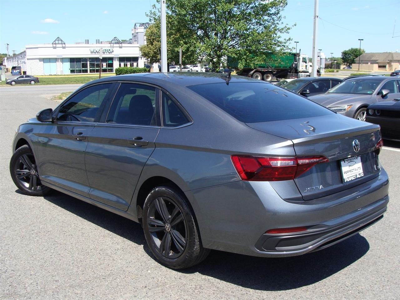 Volkswagen Jetta SE Auto 2022
