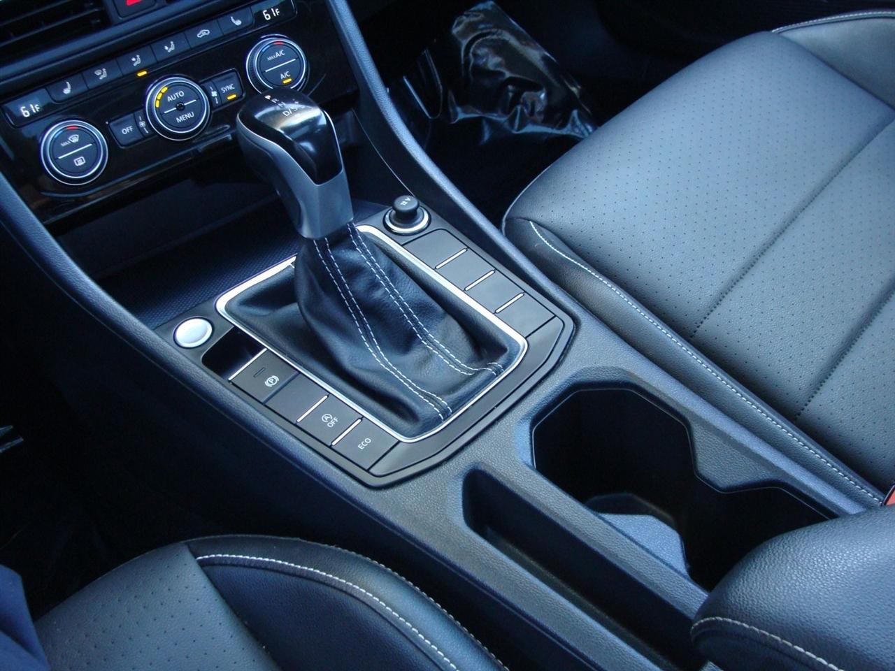 Volkswagen Jetta SE Auto 2022