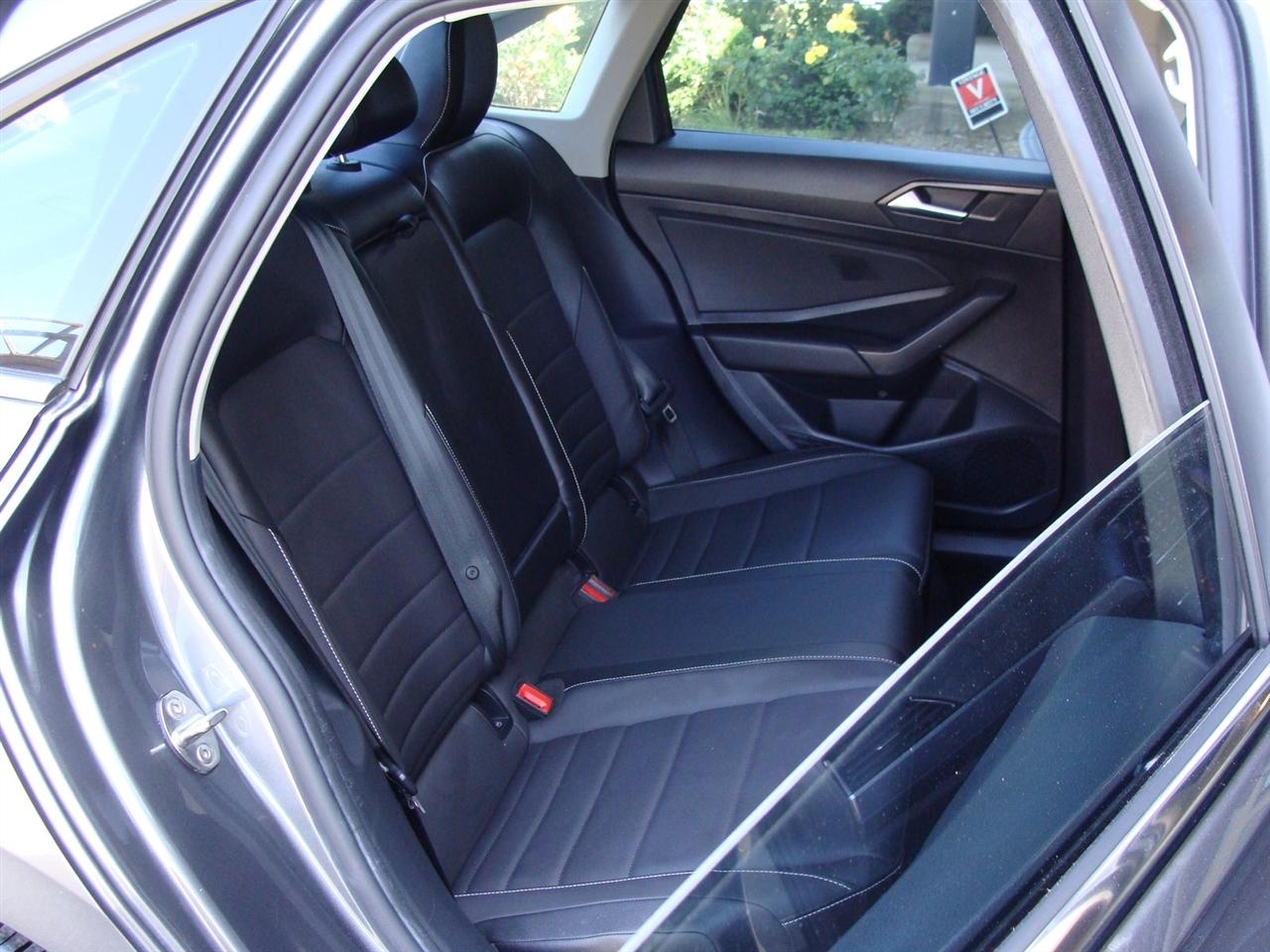 Volkswagen Jetta SE Auto 2022
