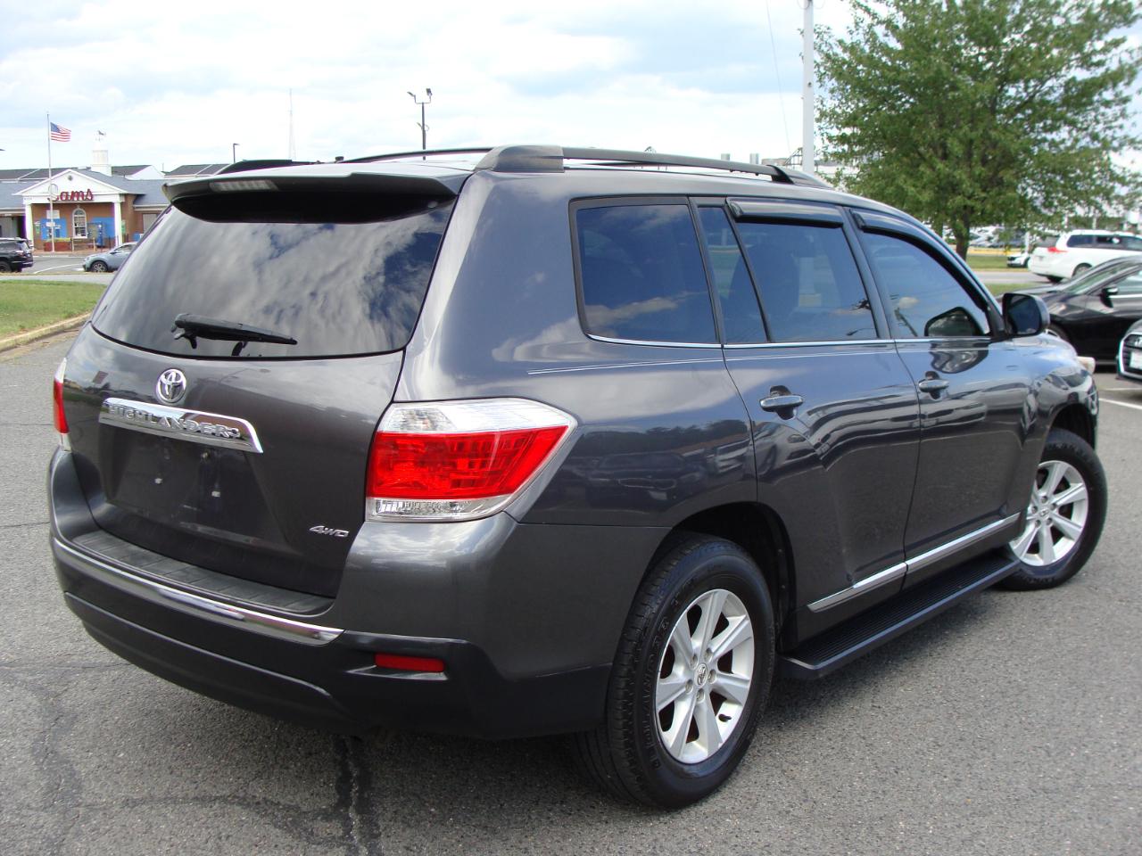 Toyota Highlander 4WD 4dr V6 (Natl) 2013