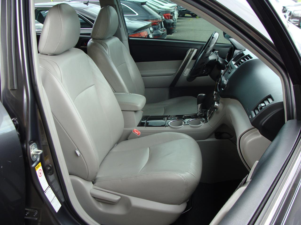 Toyota Highlander 4WD 4dr V6 (Natl) 2013