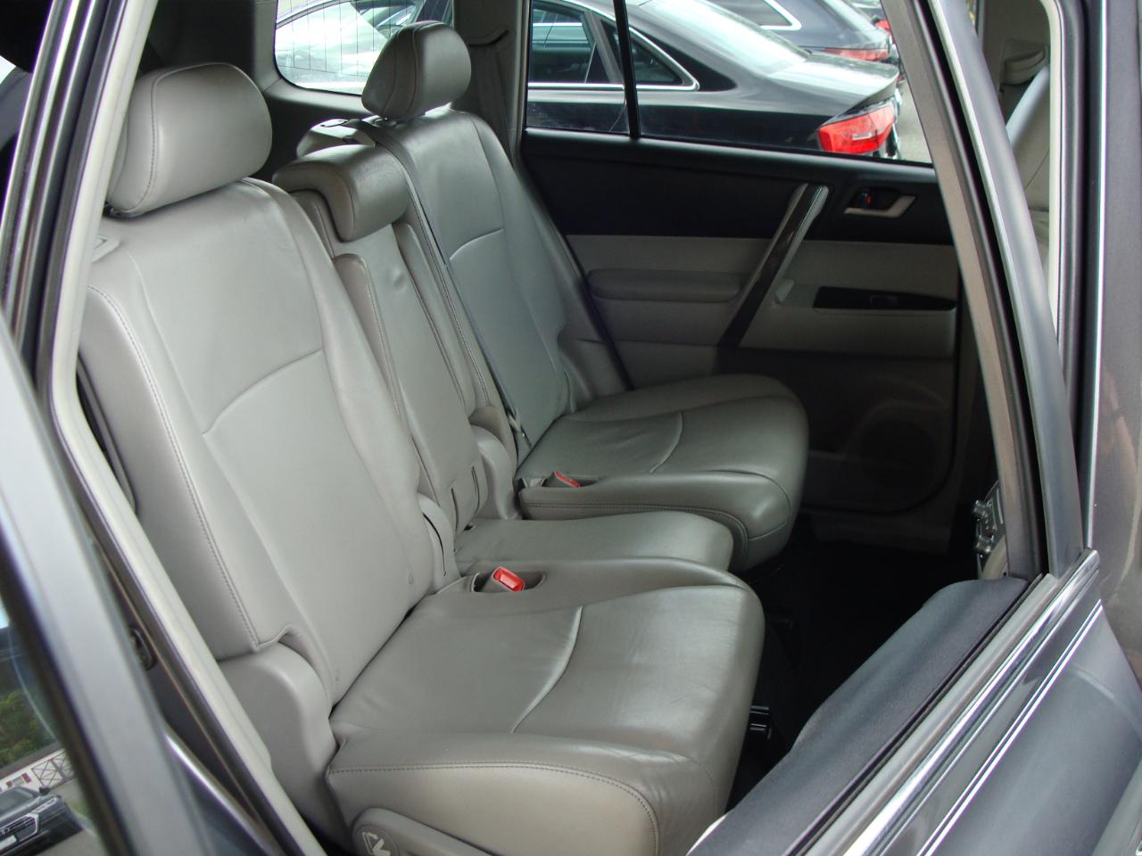 Toyota Highlander 4WD 4dr V6 (Natl) 2013