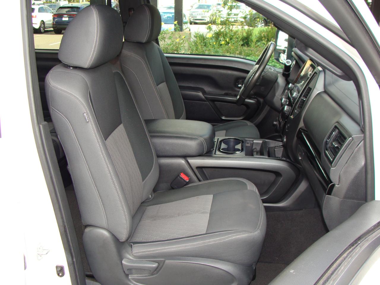 Nissan Titan 4x4 Crew Cab SV 2024