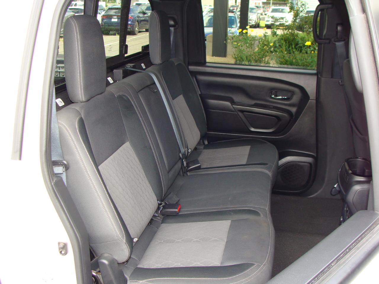 Nissan Titan 4x4 Crew Cab SV 2024