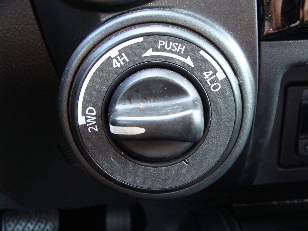 Nissan Titan 4x4 Crew Cab SV 2024
