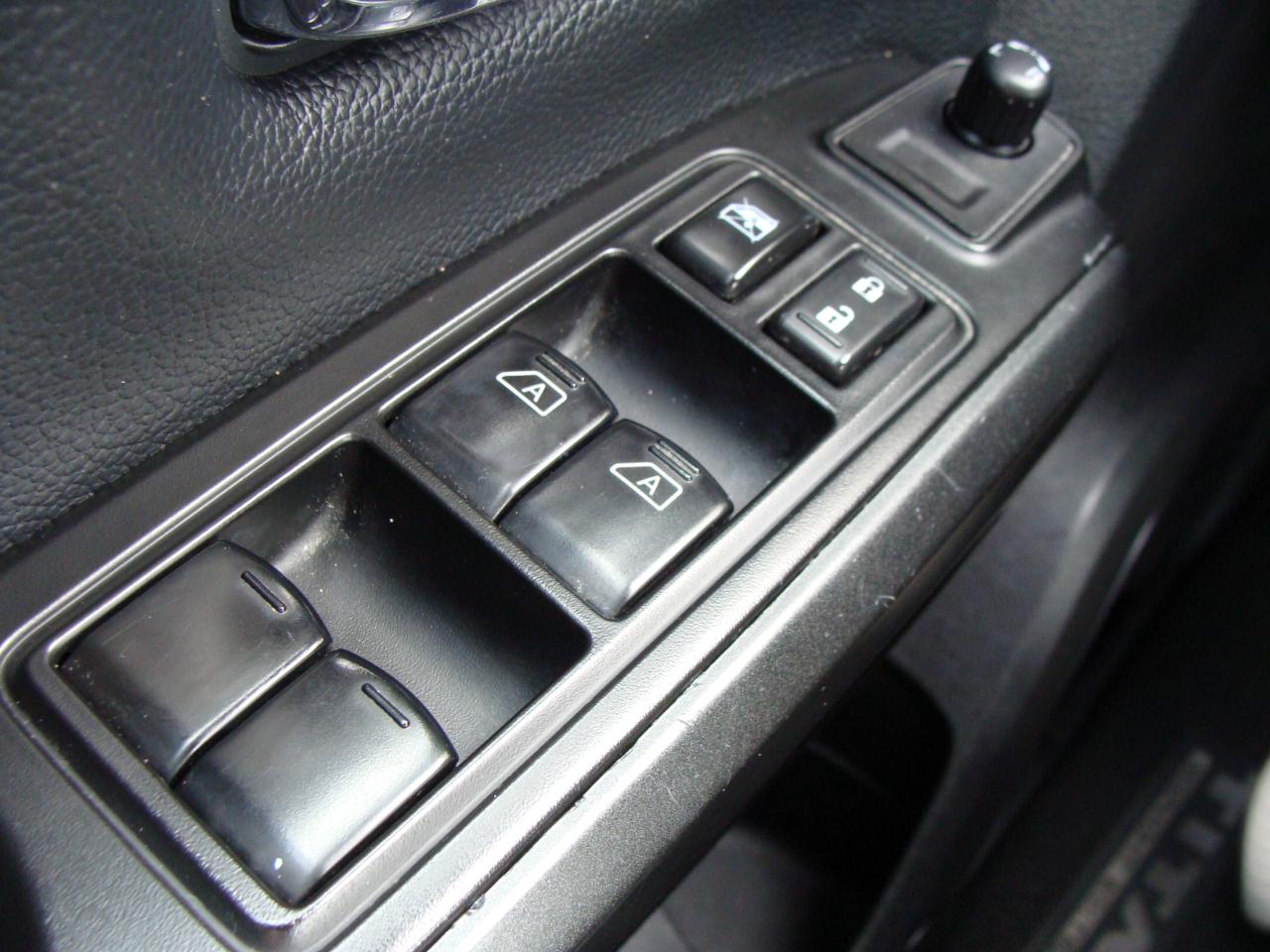 Nissan Titan 4x4 Crew Cab SV 2024